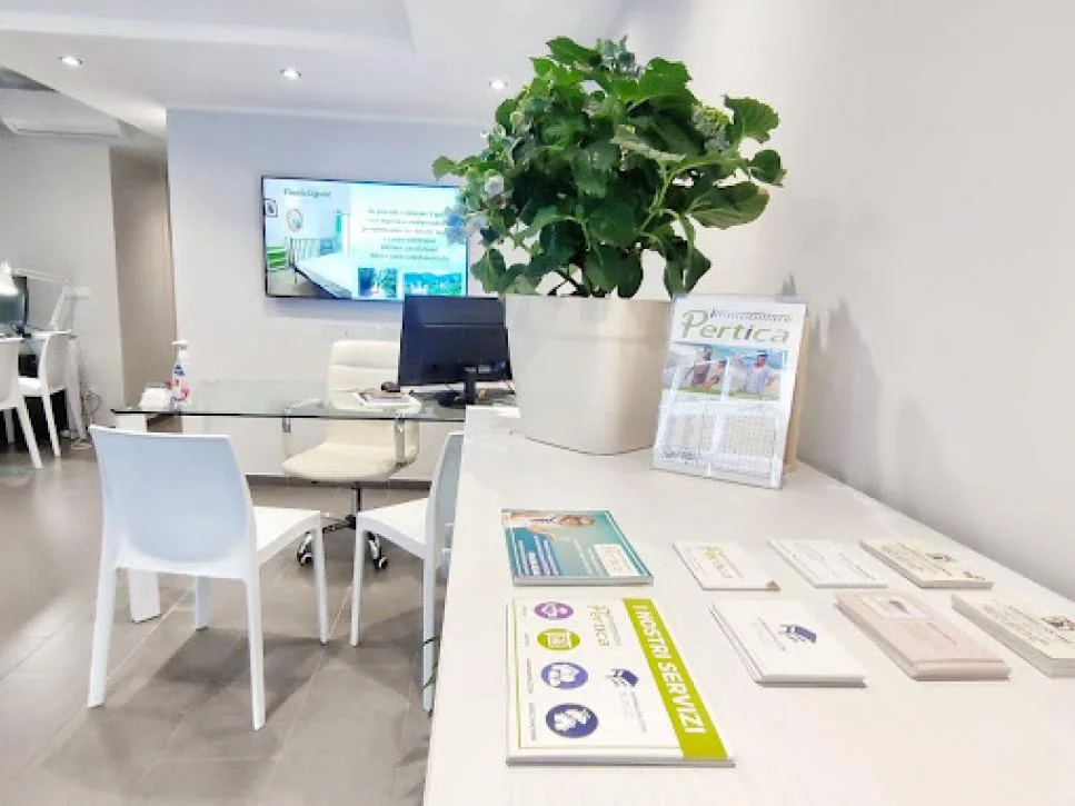 Immobiliare Pertica a Finale Ligure - spazio agenzia foto 1